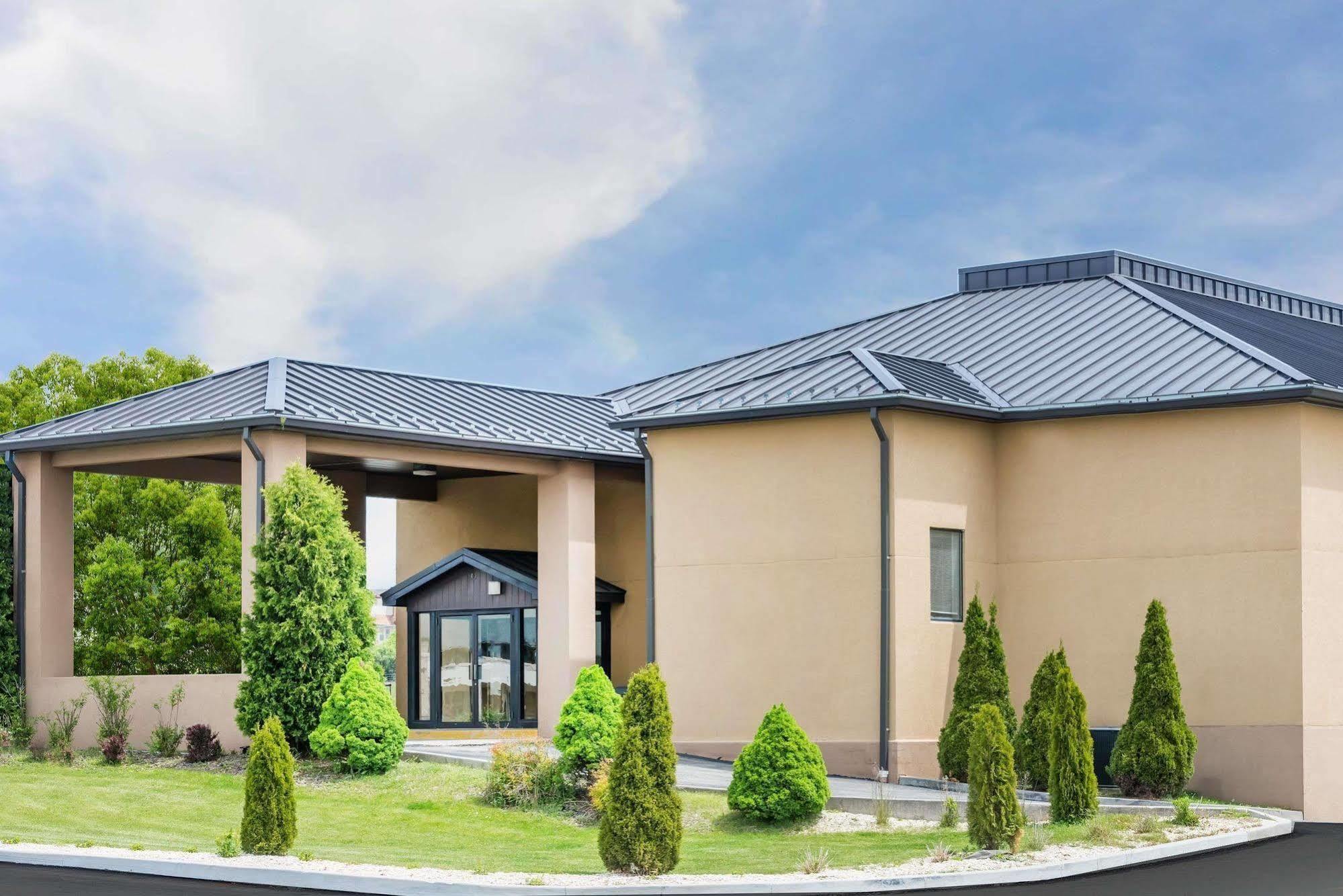Super 8 By Wyndham Somerset Exterior photo