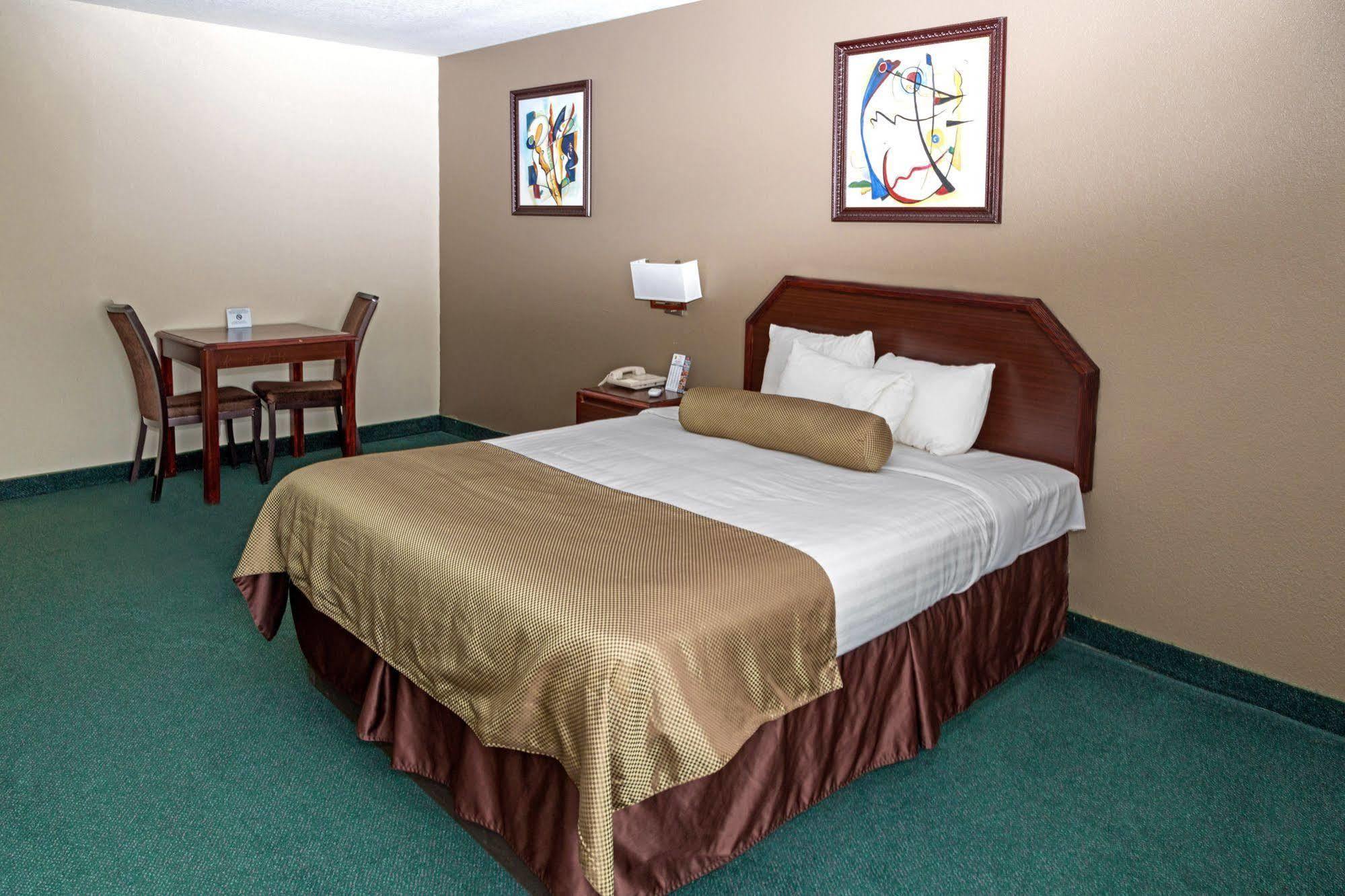 Super 8 By Wyndham Somerset Exterior photo