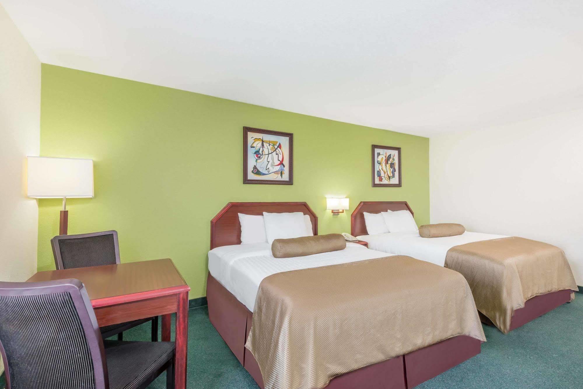 Super 8 By Wyndham Somerset Exterior photo