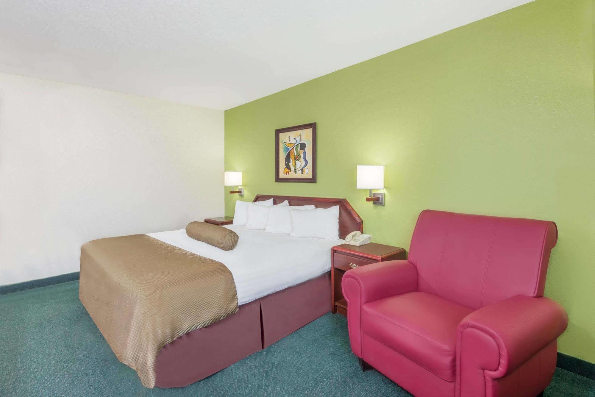 Super 8 By Wyndham Somerset Exterior photo