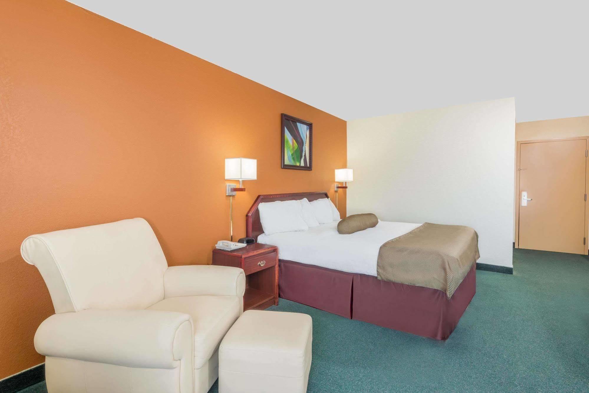 Super 8 By Wyndham Somerset Exterior photo