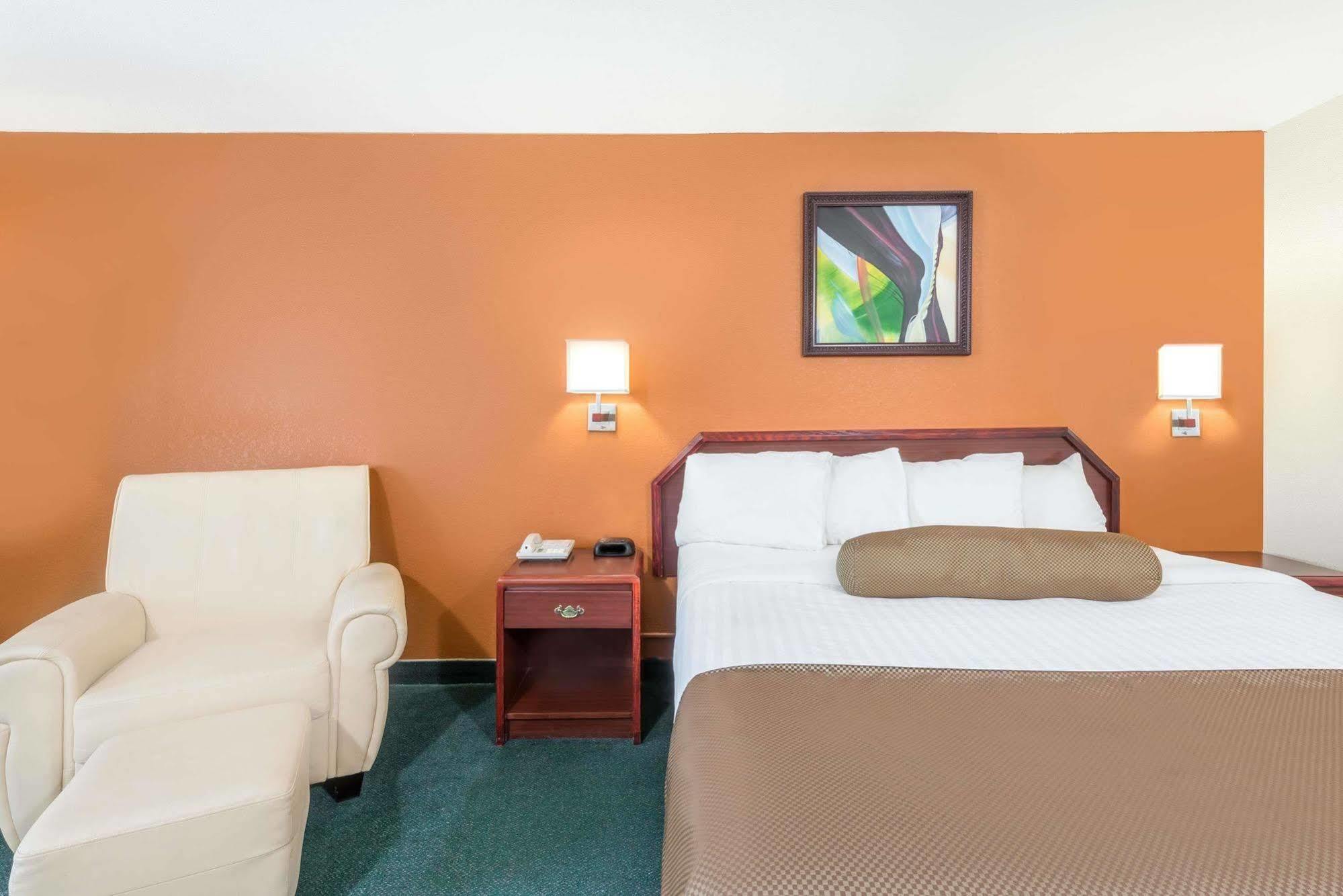 Super 8 By Wyndham Somerset Exterior photo